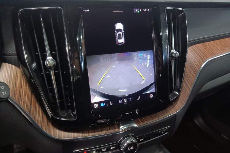 Used Volvo XC60 2022 B5 4x4 Smart Luxury Edition Audio And AC Panel