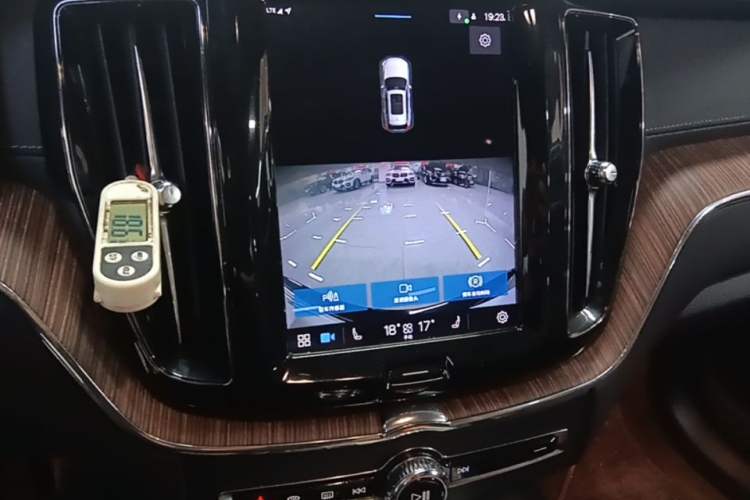Used Volvo XC60 2022 B5 4x4 Smart Luxury Edition Audio And AC Panel