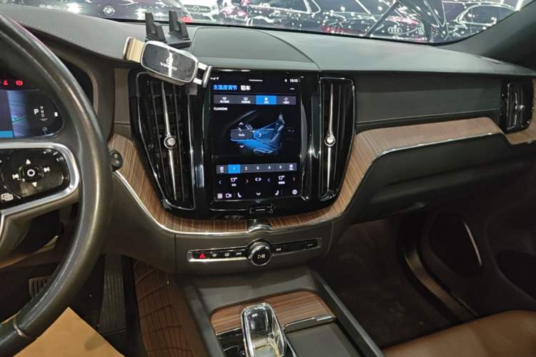 Used Volvo XC60 2022 B5 4x4 Smart Luxury Edition Audio And AC Panel