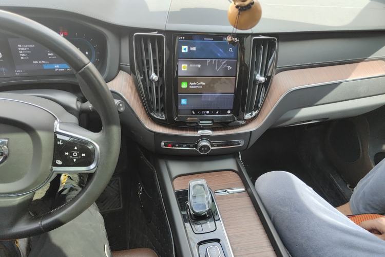 Used Volvo XC60 2022 B5 4x4 Smart Luxury Edition Audio And AC Panel