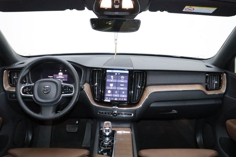Used Volvo XC60 2022 B5 4x4 Smart Luxury Edition Audio And AC Panel