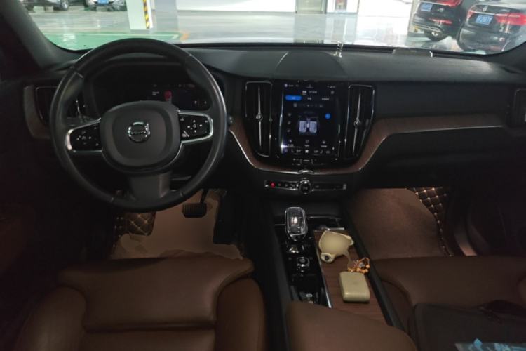 Used Volvo XC60 2022 B5 4x4 Smart Luxury Edition Center Console