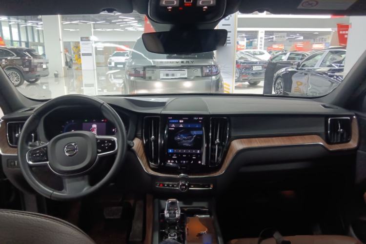 Used Volvo XC60 2022 B5 4x4 Smart Luxury Edition Center Console