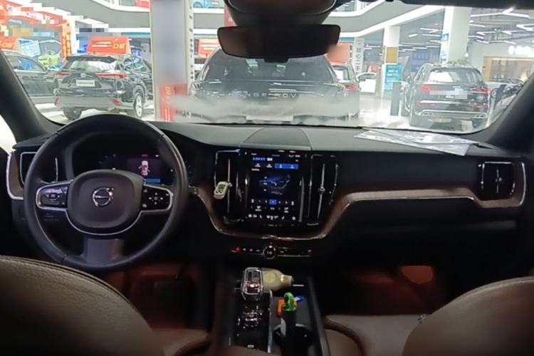 Used Volvo XC60 2022 B5 4x4 Smart Luxury Edition Center Console