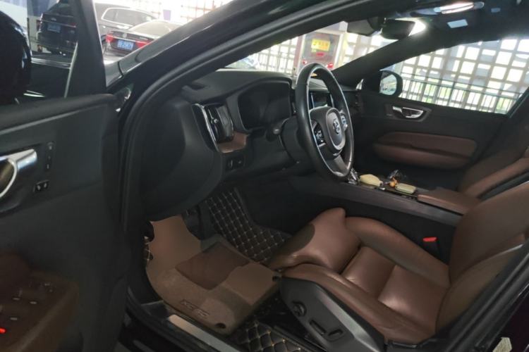 Used Volvo XC60 2022 B5 4x4 Smart Luxury Edition Driver Seat
