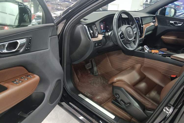 Used Volvo XC60 2022 B5 4x4 Smart Luxury Edition Driver Seat