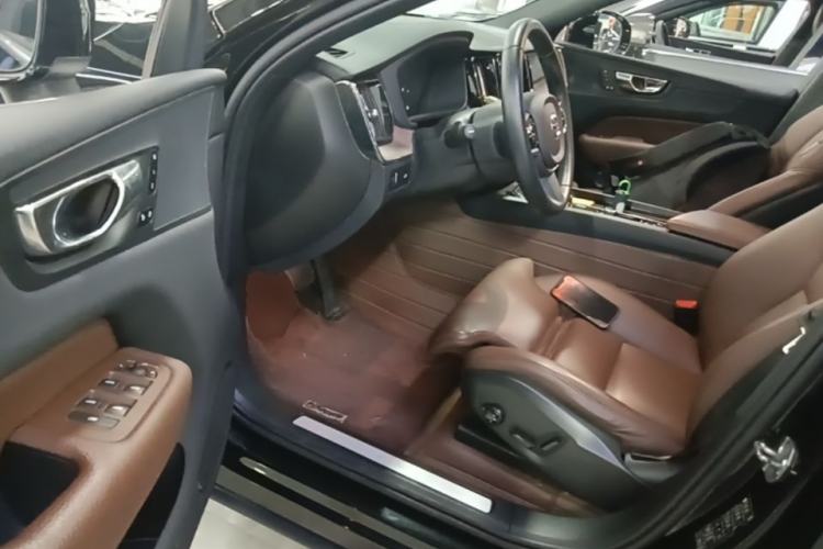 Used Volvo XC60 2022 B5 4x4 Smart Luxury Edition Driver Seat