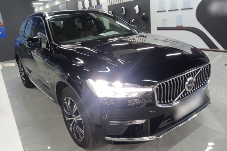 Used Volvo XC60 2022 B5 4x4 Smart Luxury Edition Front Right 45 Deg