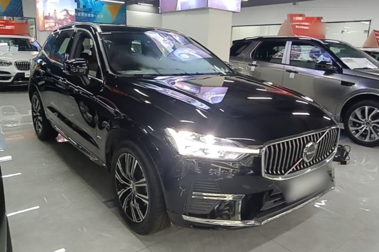 Used Volvo XC60 2022 B5 4x4 Smart Luxury Edition Front Right 45 Deg
