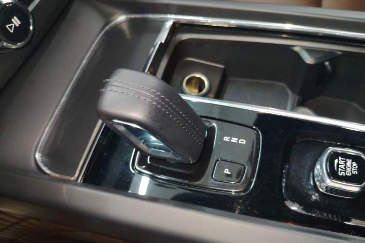 Used Volvo XC60 2022 B5 4x4 Zhiyi Luxury Edition Gear Lever