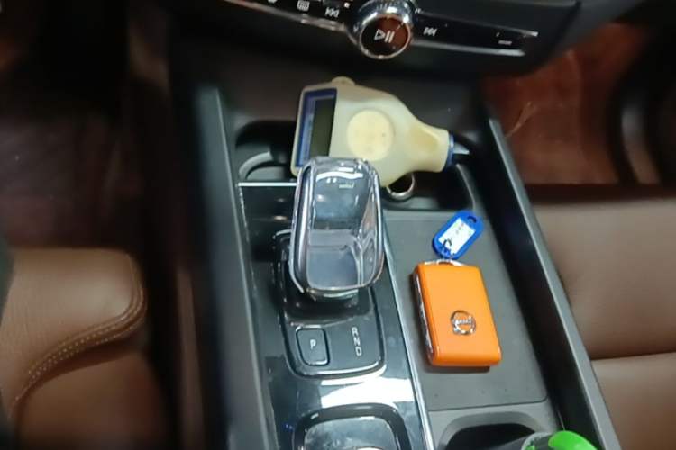 Used Volvo XC60 2022 B5 4x4 Smart Luxury Edition Gear Lever