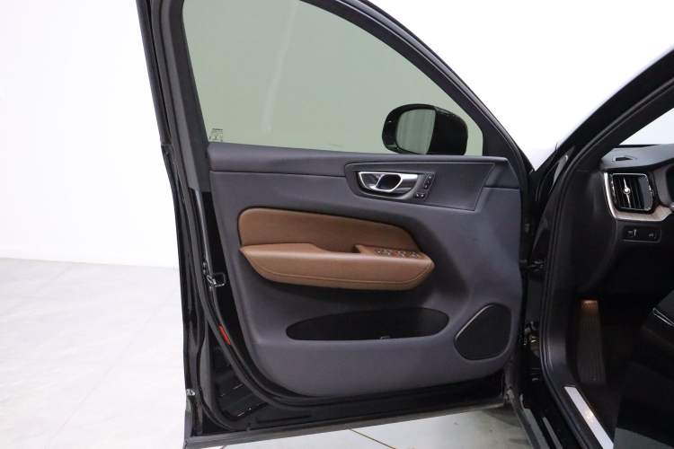 Used Volvo XC60 2022 B5 4x4 Smart Luxury Edition Interior 1