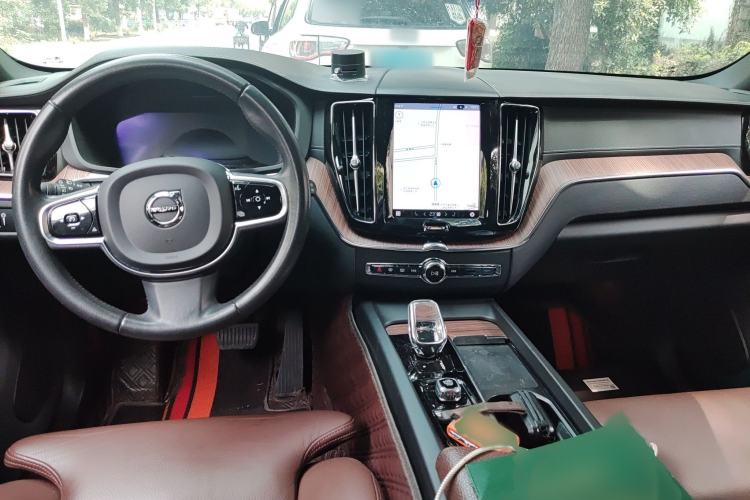 Used Volvo XC60 2022 B5 4x4 Smart Luxury Edition Interior 2