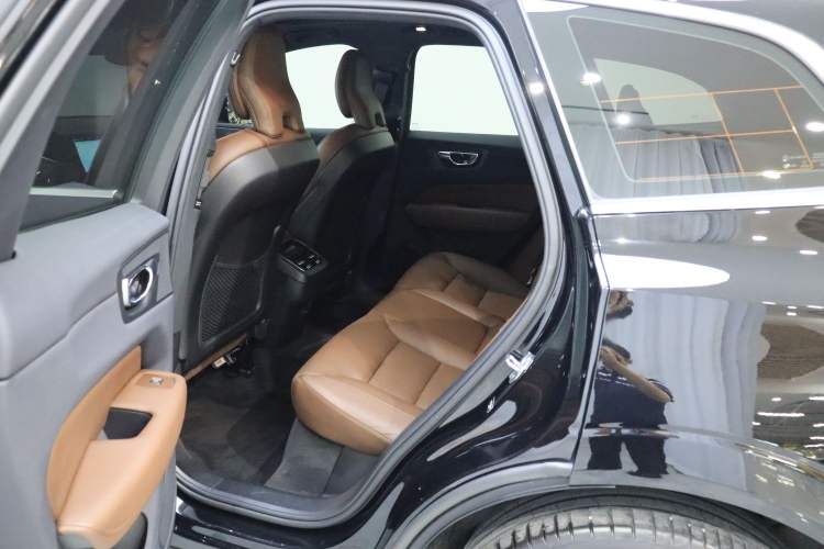 Used Volvo XC60 2022 B5 4x4 Smart Luxury Edition Interior 2