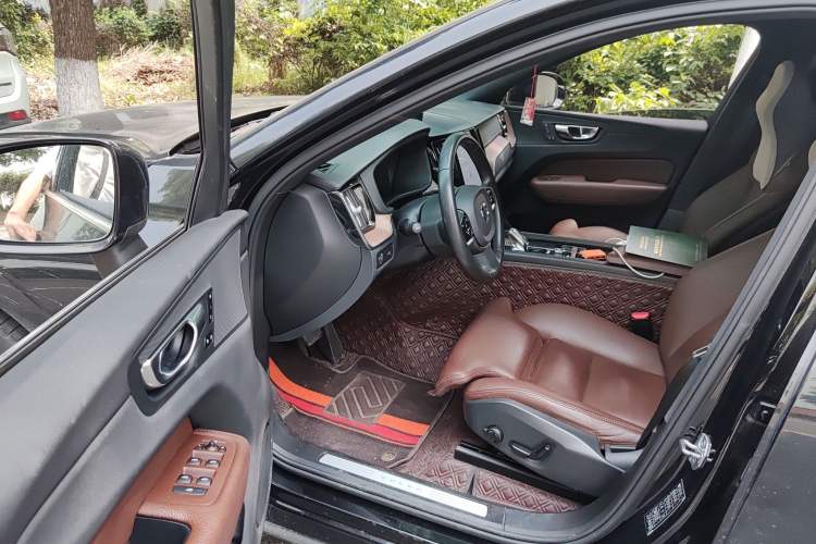 Used Volvo XC60 2022 B5 4x4 Smart Luxury Edition Interior 3