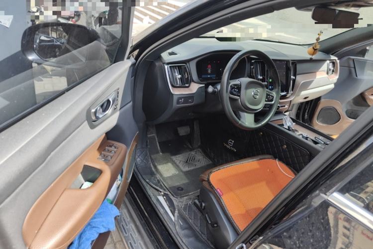 Used Volvo XC60 2022 B5 4x4 Smart Luxury Edition Interior 3