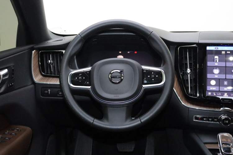 Used Volvo XC60 2022 B5 4x4 Smart Luxury Edition Interior 7