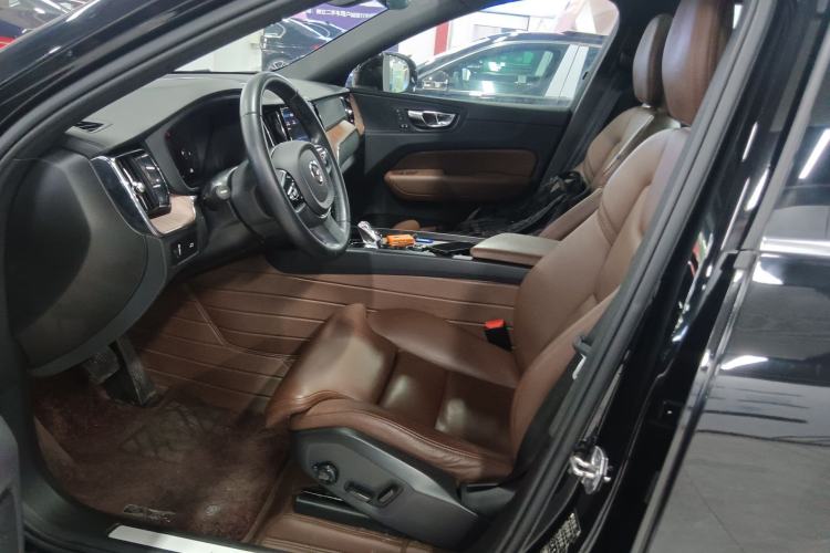 Used Volvo XC60 2022 B5 4x4 Smart Luxury Edition Left Front Seat