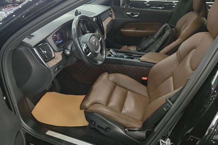Used Volvo XC60 2022 B5 4x4 Smart Luxury Edition Left Front Seat