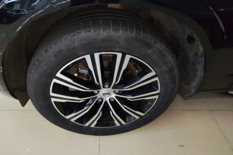 Used Volvo XC60 2022 B5 4x4 Smart Luxury Edition Left Front Wheel Hub