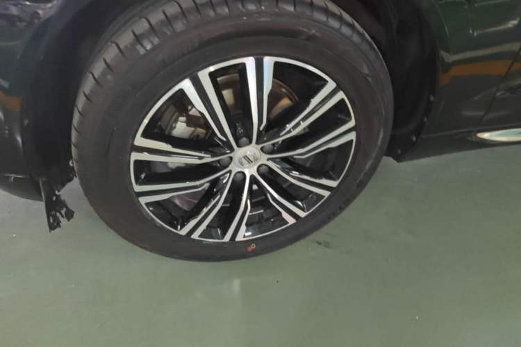 Used Volvo XC60 2022 B5 4x4 Smart Luxury Edition Left Front Wheel Hub
