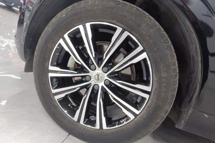 Used Volvo XC60 2022 B5 4x4 Smart Luxury Edition Left Front Wheel Hub