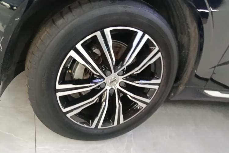 Used Volvo XC60 2022 B5 4x4 Smart Luxury Edition Left Front Wheel Hub