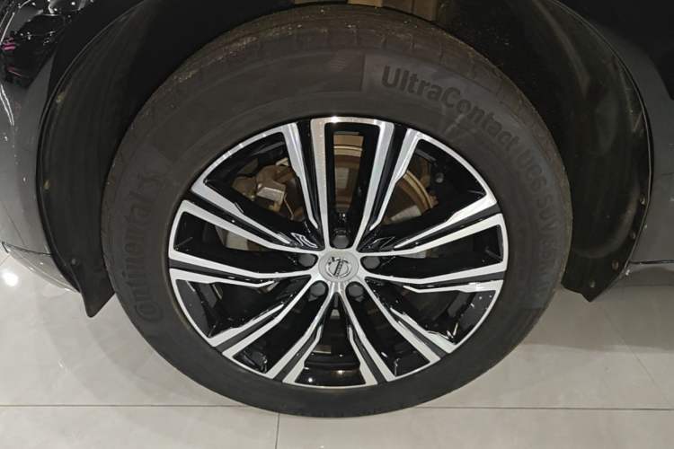 Used Volvo XC60 2022 B5 4x4 Smart Luxury Edition Left Front Wheel Hub