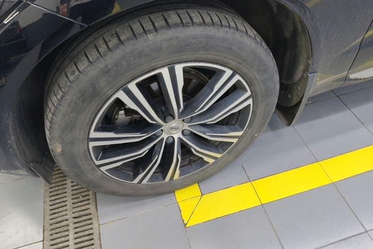 Used Volvo XC60 2022 B5 4x4 Smart Luxury Edition Left Front Wheel Hub