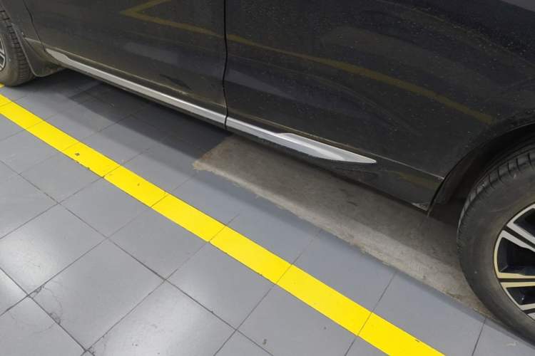 Used Volvo XC60 2022 B5 4x4 Smart Luxury Edition Left Side Sill