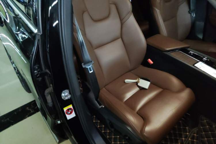 Used Volvo XC60 2022 B5 4x4 Smart Luxury Edition Right Front Seat