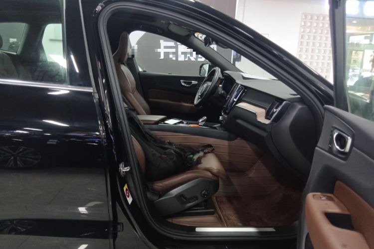 Used Volvo XC60 2022 B5 4x4 Smart Luxury Edition Right Front Seat