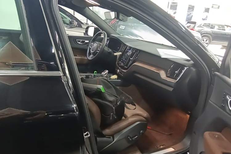 Used Volvo XC60 2022 B5 4x4 Smart Luxury Edition Right Front Seat