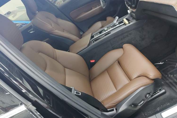 Used Volvo XC60 2022 B5 4x4 Smart Luxury Edition Right Front Seat