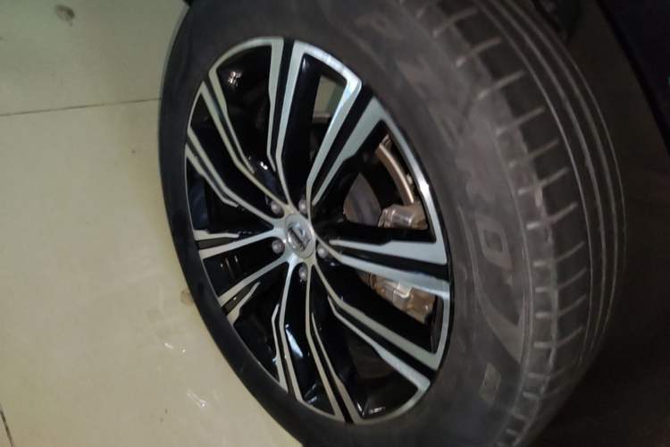 Used Volvo XC60 2022 B5 4x4 Smart Luxury Edition Right Rear Wheel Hub