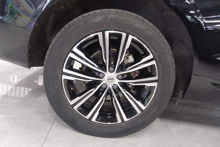Used Volvo XC60 2022 B5 4x4 Smart Luxury Edition Right Rear Wheel Hub
