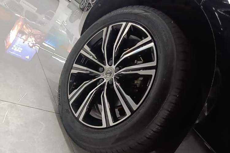 Used Volvo XC60 2022 B5 4x4 Smart Luxury Edition Right Rear Wheel Hub