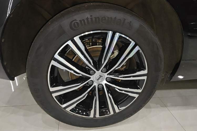 Used Volvo XC60 2022 B5 4x4 Smart Luxury Edition Right Rear Wheel Hub