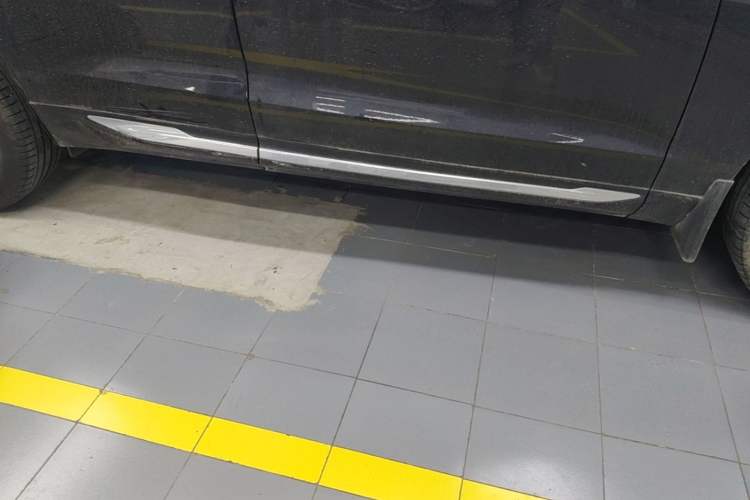 Used Volvo XC60 2022 B5 4x4 Smart Luxury Edition Right Side Sill