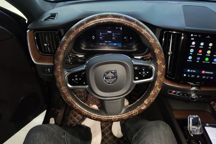 Used Volvo XC60 2022 B5 4x4 Smart Luxury Edition Steering Wheel
