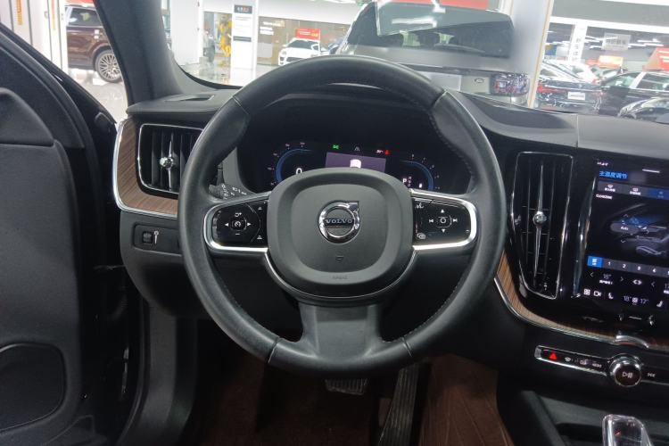 Used Volvo XC60 2022 B5 4x4 Smart Luxury Edition Steering Wheel