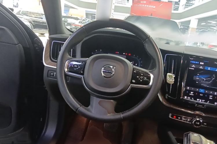 Used Volvo XC60 2022 B5 4x4 Smart Luxury Edition Steering Wheel