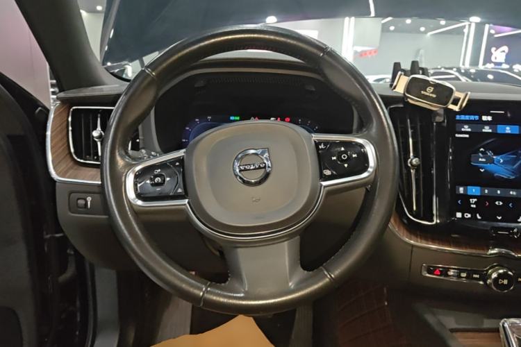 Used Volvo XC60 2022 B5 4x4 Smart Luxury Edition Steering Wheel