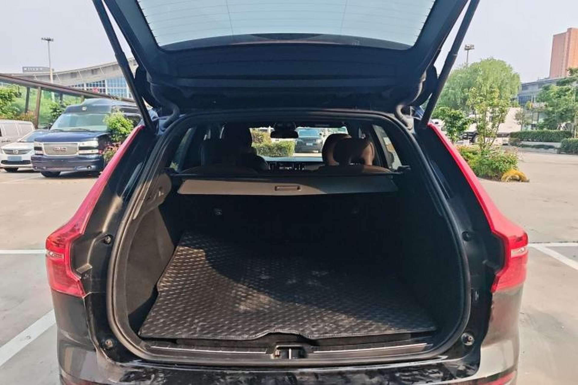 Used Volvo XC60 2022 B5 4x4 Zhiyi Luxury Edition Trunk