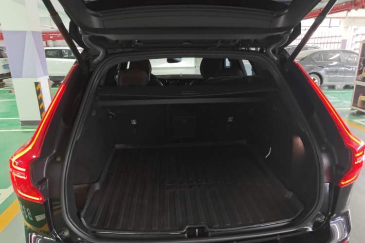 Used Volvo XC60 2022 B5 4x4 Smart Luxury Edition Trunk