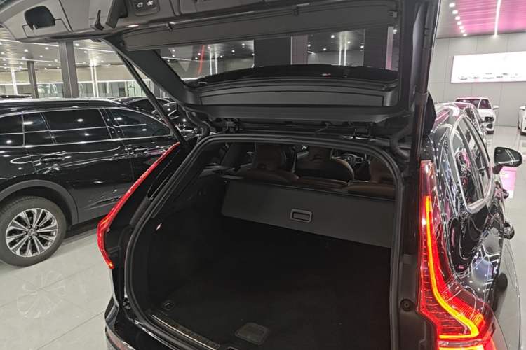 Used Volvo XC60 2022 B5 4x4 Smart Luxury Edition Trunk