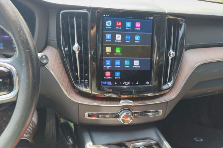 Used Volvo XC60 2022 B5 4x4 Smart & Advanced Sport Edition Audio And AC Panel