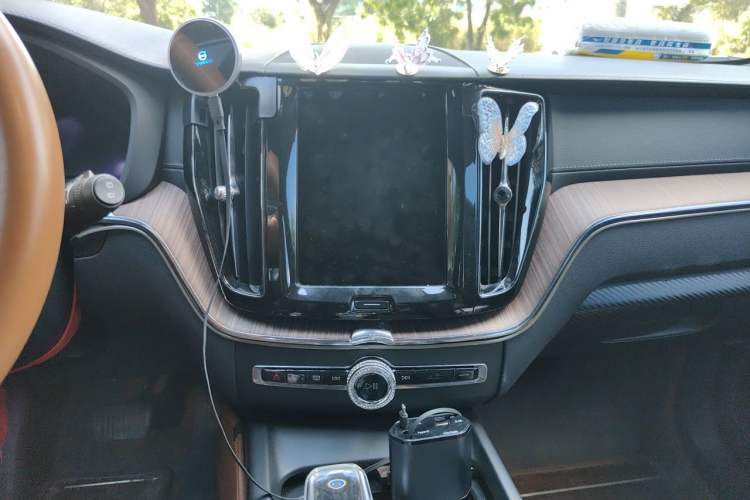 Used Volvo XC60 2022 B5 4x4 Smart Luxury Edition Audio And AC Panel