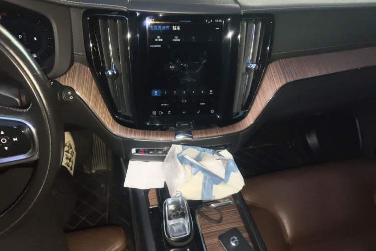 Used Volvo XC60 2022 B5 4x4 Smart Luxury Edition Audio And AC Panel