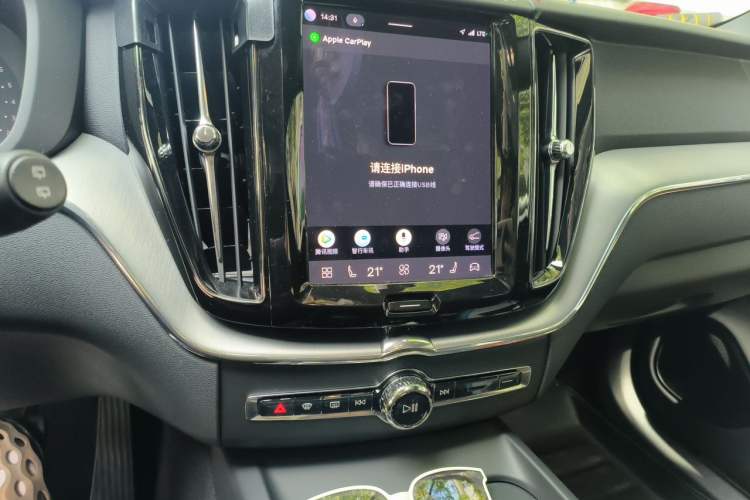 Used Volvo XC60 2022 B5 4x4 Zhiyi Luxury Edition Audio And AC Panel
